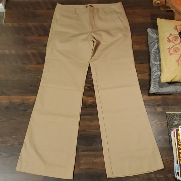GAP Pants - GAP》🆕️WOT classic khaki chino pants Tan Size8